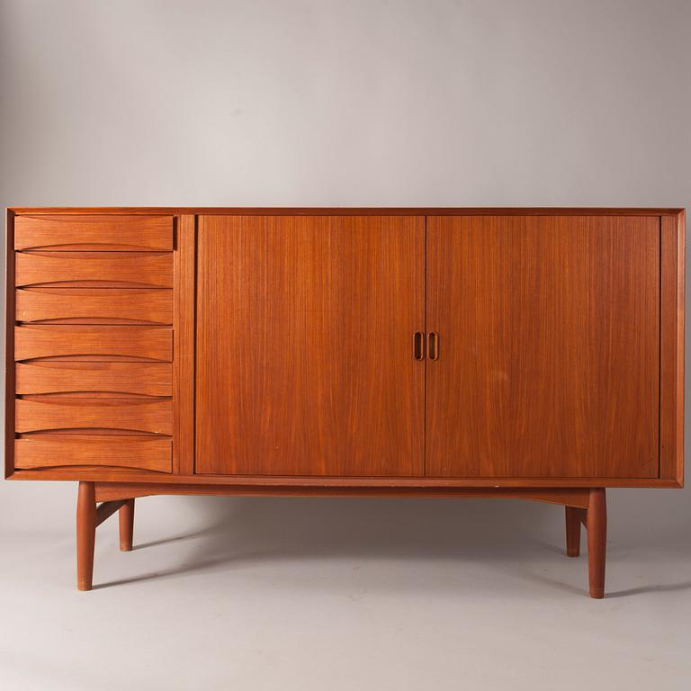 SENKKI / CREDENZA, Arne Vodder, Sibast Furniture, Tanska, suunniteltu 1958.