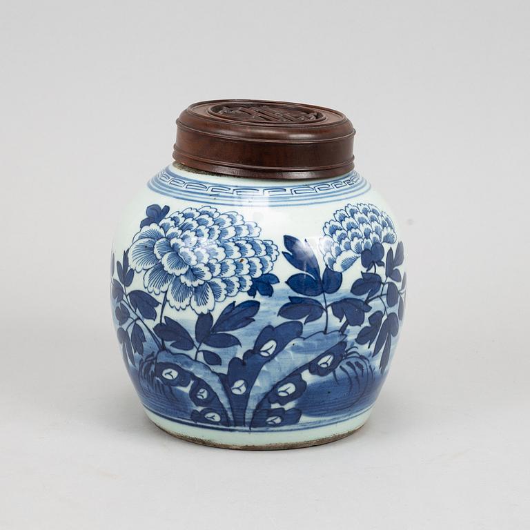 A pair of blue and white jars, Qing dynasty, 19th Century.