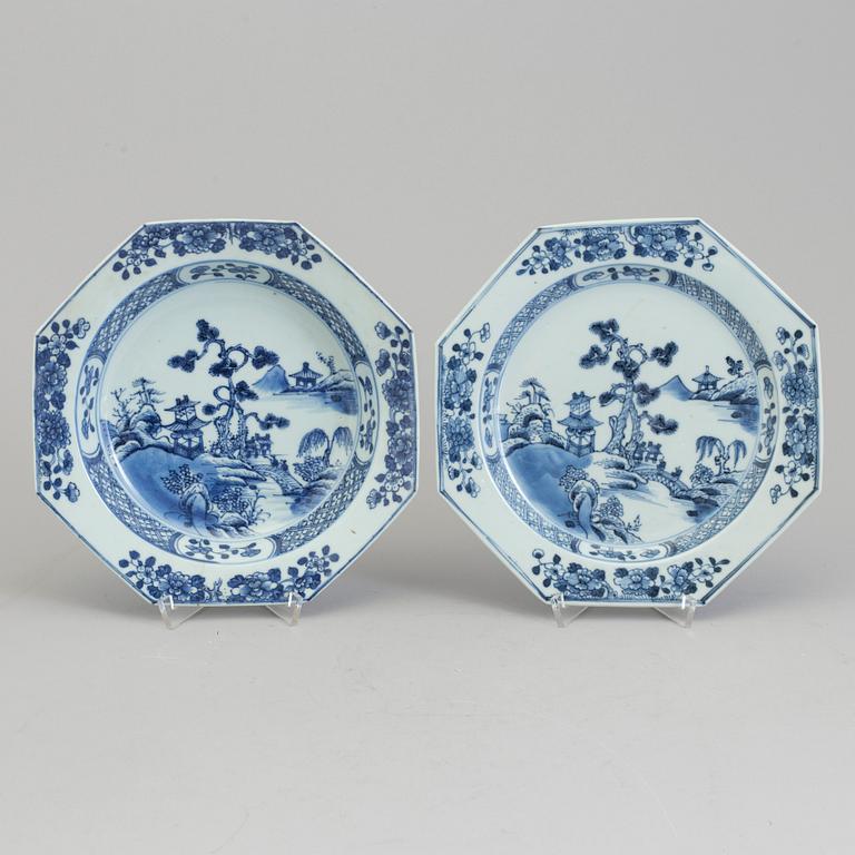 A blue and white export porcelain plate and soup plate, Qing dynasty, Qianlong (1736-95).