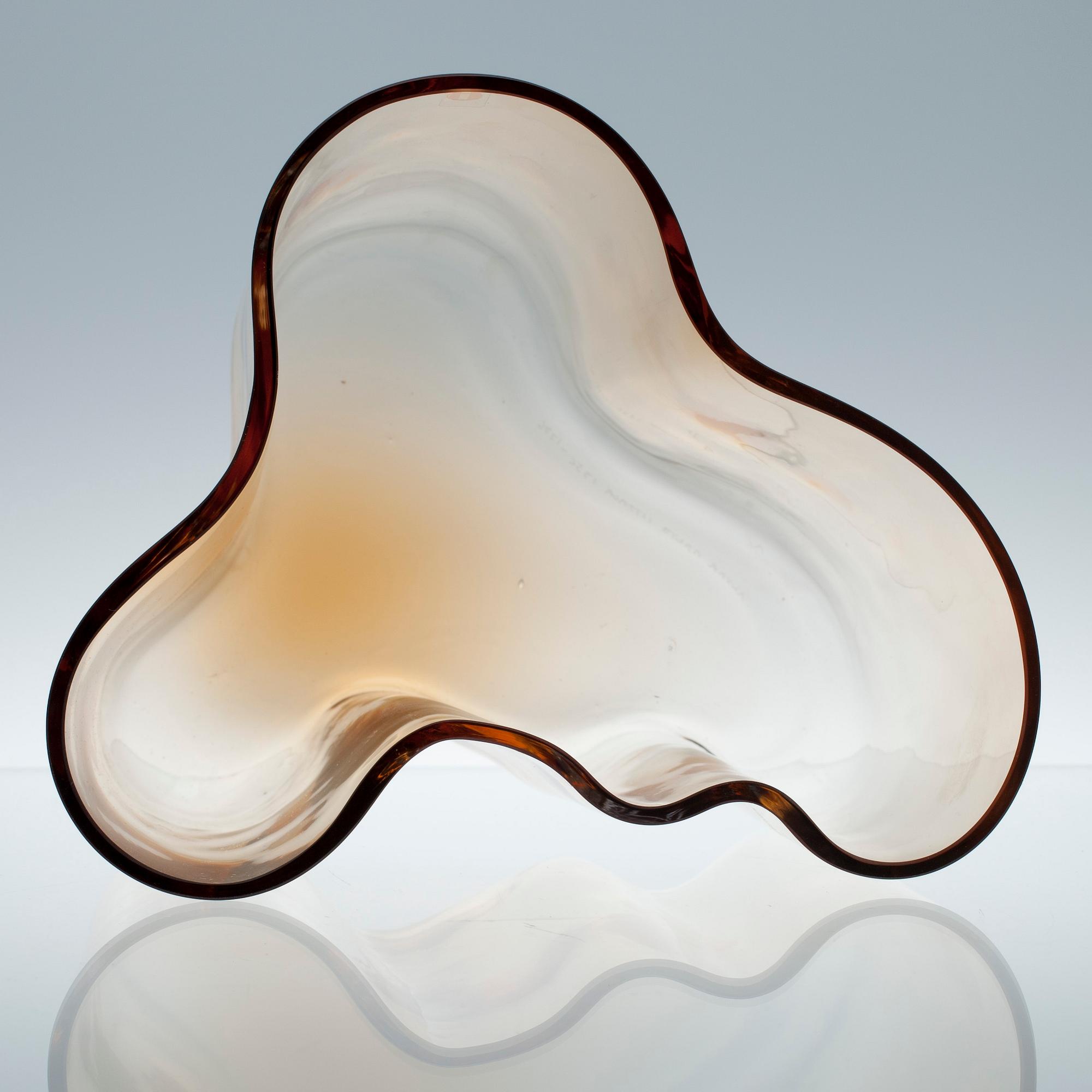 VAS, glas, "Savoy", jubileumsår 1996, ljusbrun, signerad 1956-1996.