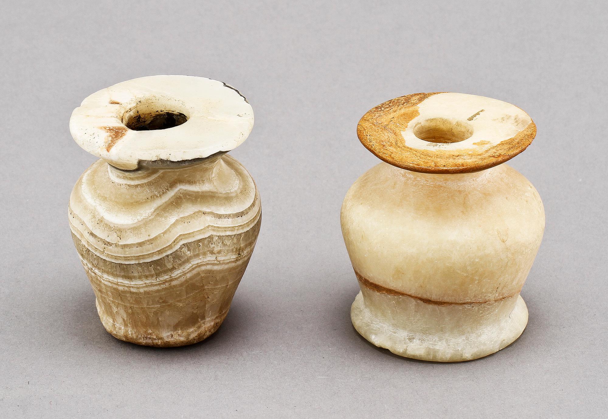 MINIATYRURNOR, 2 st, alabaster, möjligen forntiden Egypten.