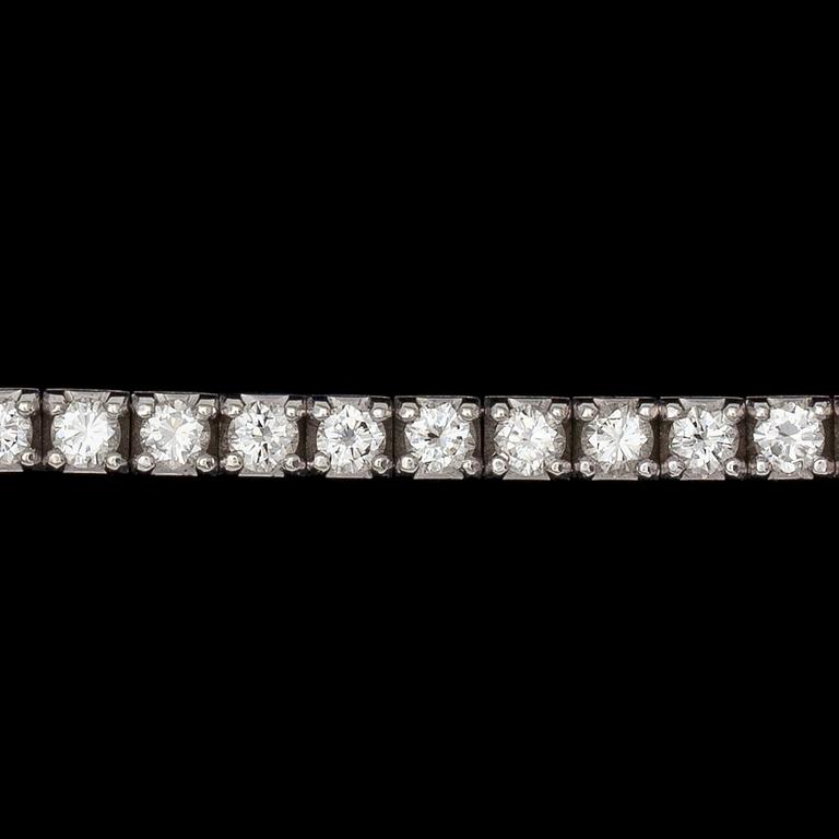 ARMBAND, 45 briljantslipade diamanter, tot. 5.85 ct.