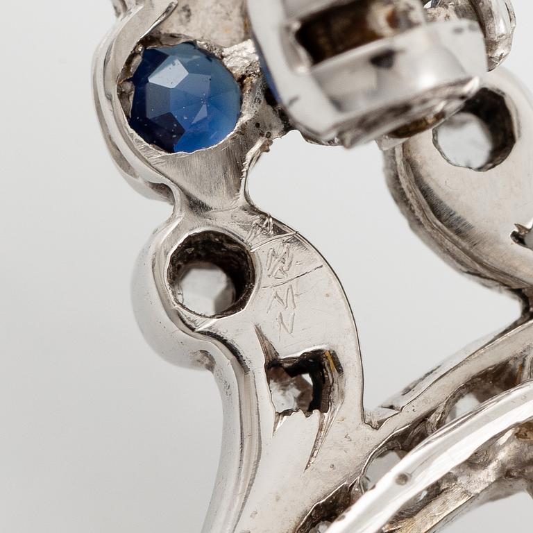 Brosch 14K vitguld med safirer och gammalslipad- och rosenslipade diamanter.