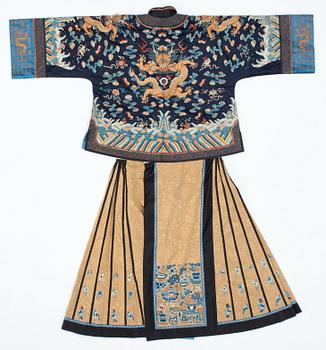 ROBE AND SKIRT, silk. The height of the robe is 64 cm, the height of the skirt 93 cm. China the beginning of the 20th century.