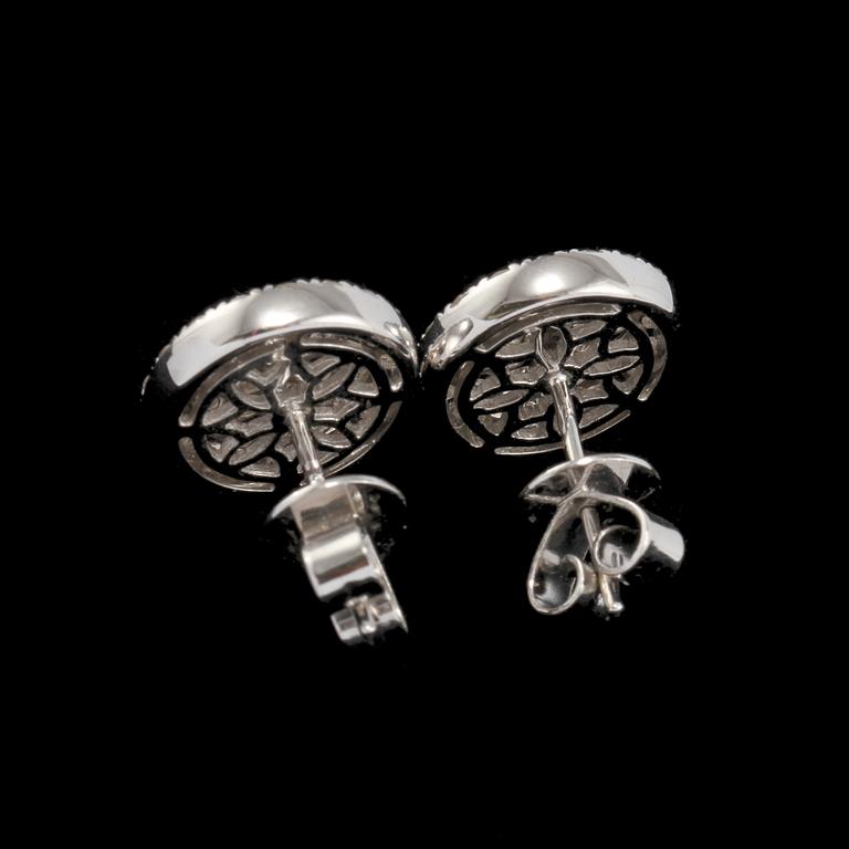 A pair of brilliant cut diamond earrings, tot. 1.34 cts.