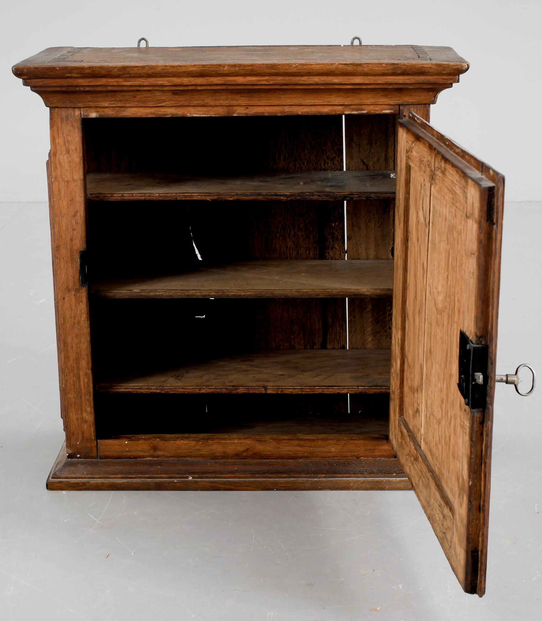 HÄNGSKÅP, barock, 1700-tal.