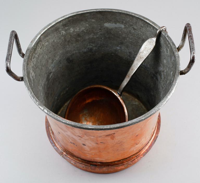 KITTEL MED LOCK samt SKOPA, KAFFEKANNA, koppar, omkring år 1900.