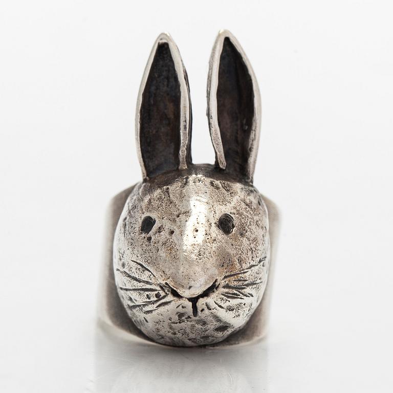 Eila Minkkinen, sormus, jänis, sterlinghopea, 2015.