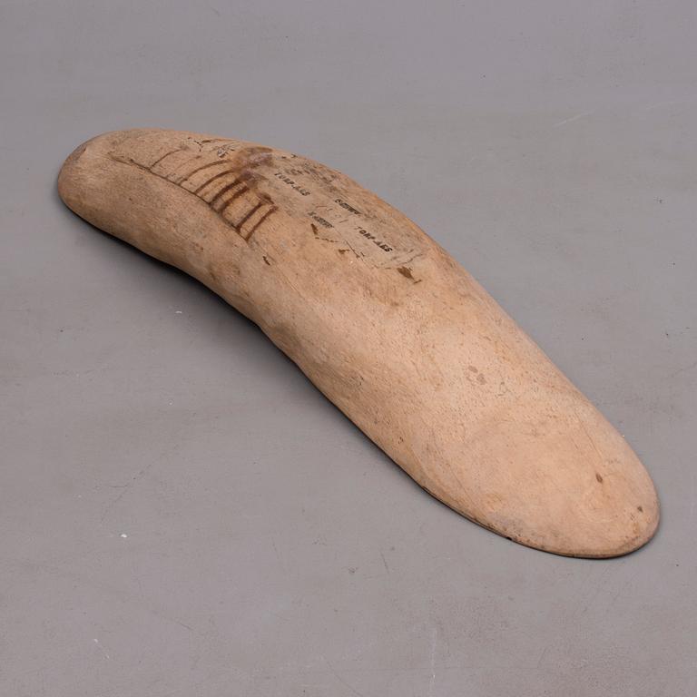 TRÅG, allmoge, obehandlat trä, i botten daterad 1849.