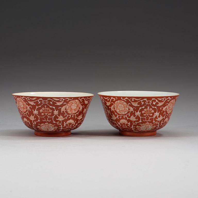 A pair of coral-ground reserve decorated bowls, late Qing dynasty (1644-1912), with Daoguang seal mark.