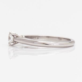 Cartier, ring, platina och briljantslipad diamant ca 0.40 ct. Med GIA dossier.