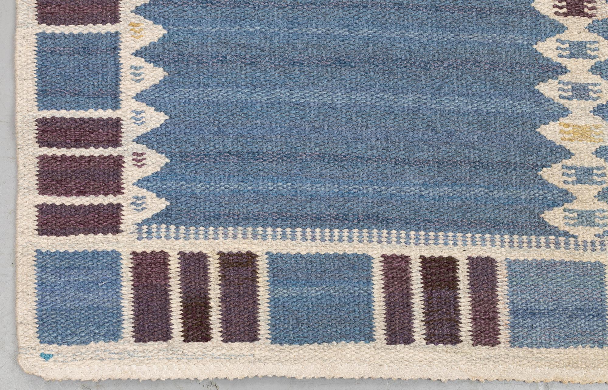 Barbro Nilsson, Matta, "Salerno blå med enkel bård", rölakan, ca 332 x 212 cm, signerad AB MMF BN.
