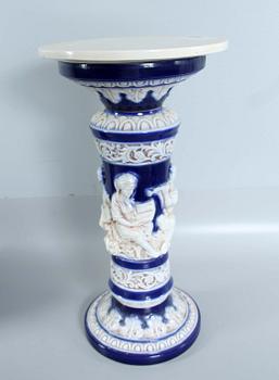 URNA PÅ PIEDESTAL, flintgods. 1900-tal.