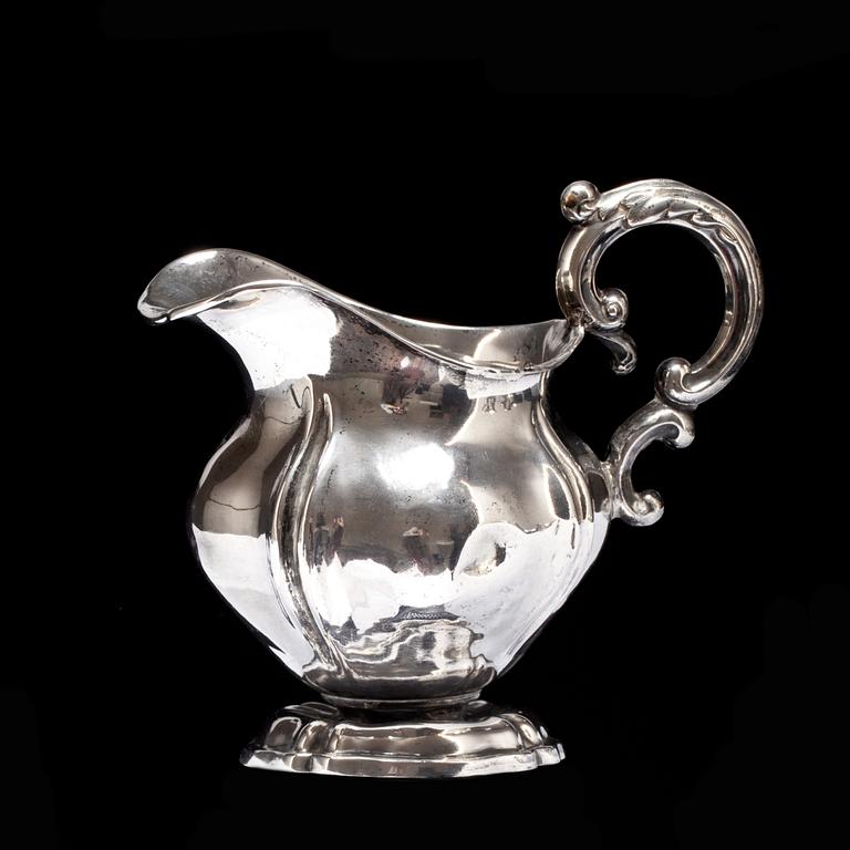 MJÖLKKANNA, silver. Nyrokoko, 1800-talets andra hälft. Otydliga stämplar. C:a 125 g.