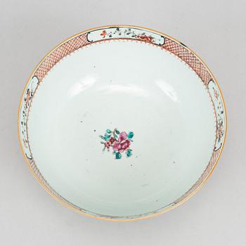 A famille rose export porcelain bowl, Qing dynasty, Qianlong (1736-95).