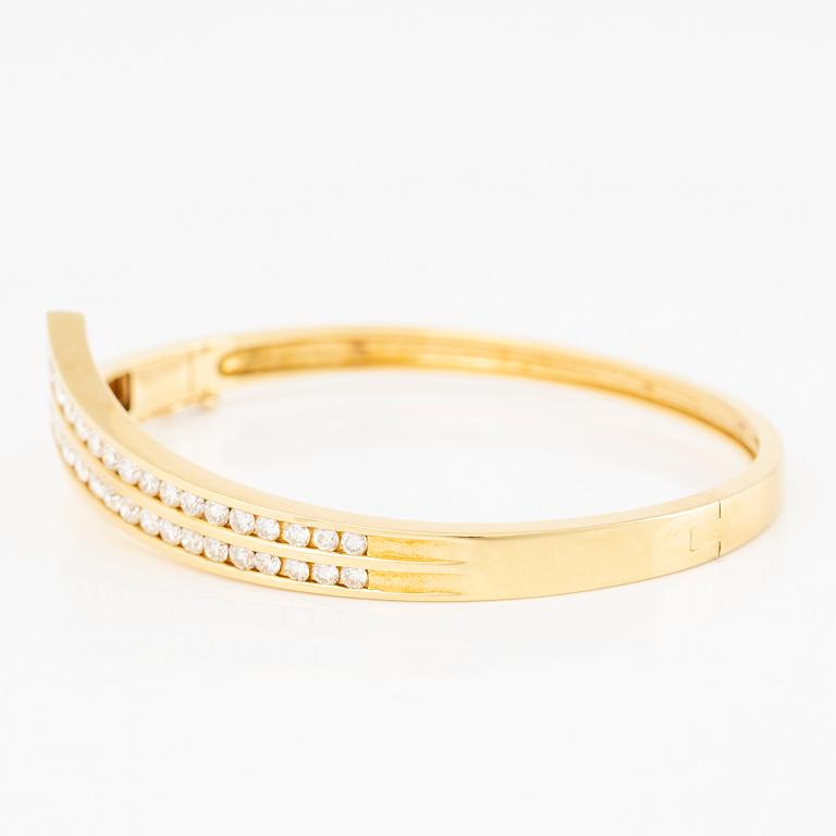 Bangle in 18K gold set with brilliant-cut diamonds.