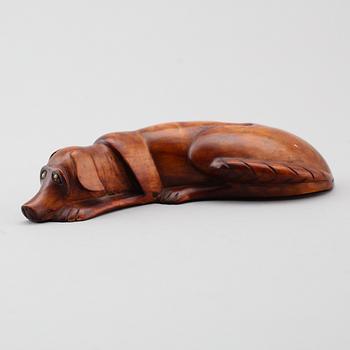 SNUSHUND, skuret trä, 1900-talets första hälft.