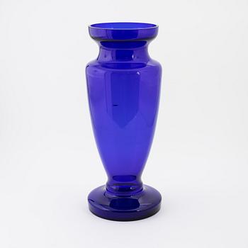 Praktvas, glas, 1900-tal.