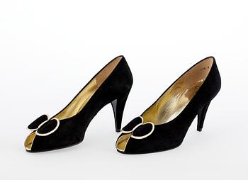 183. A pair of Christian Dior pumps.