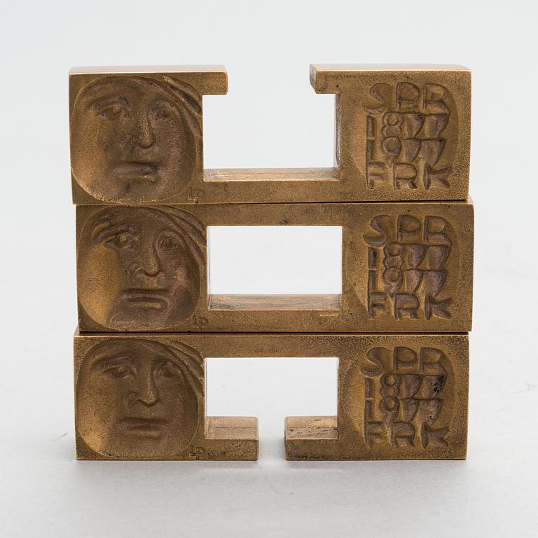 Laila Pullinen, sculpture/medal, bronze, signed LP, numbered 2291.