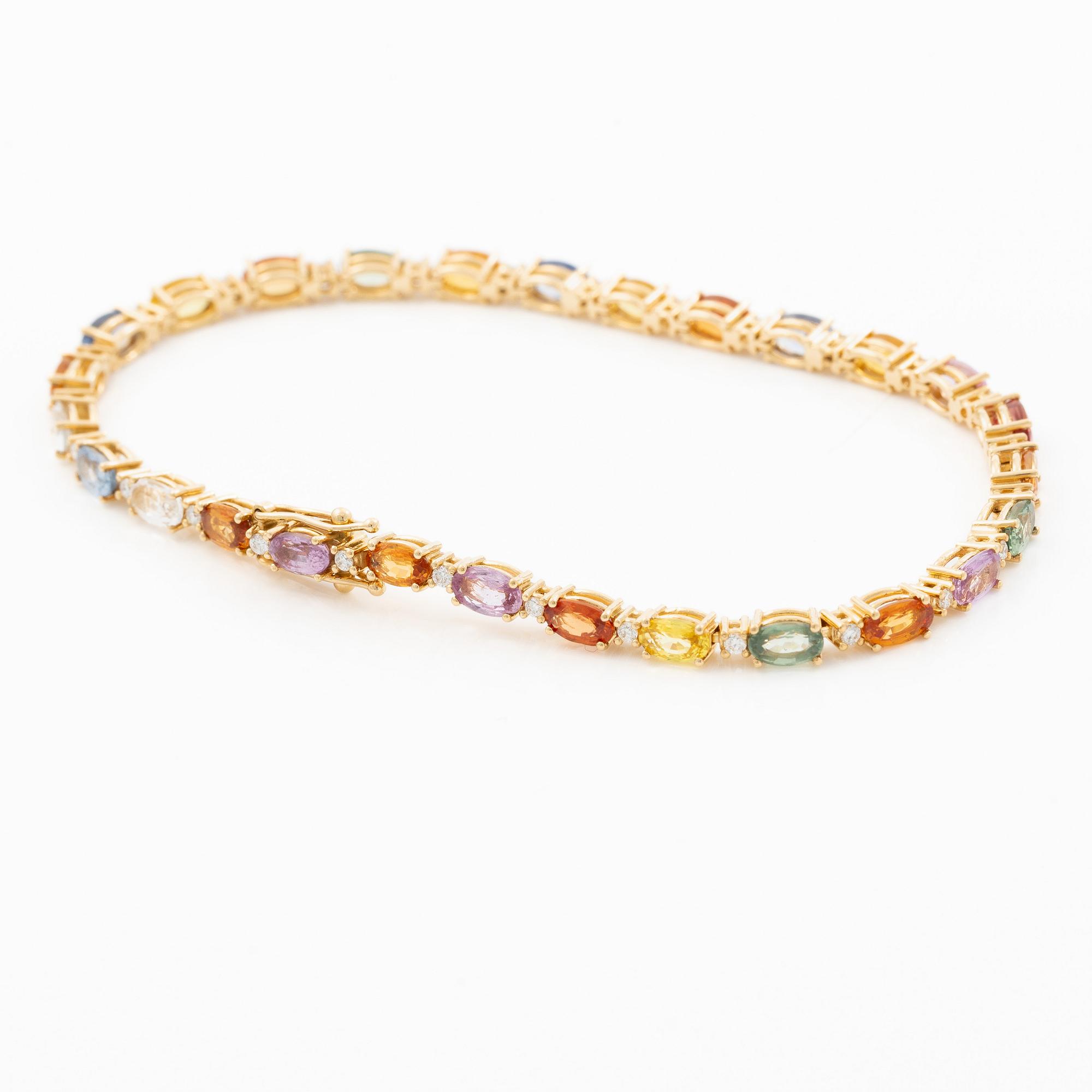 Armband 18K guld med multifärgade safirer och runda briljantslipade diamanter.