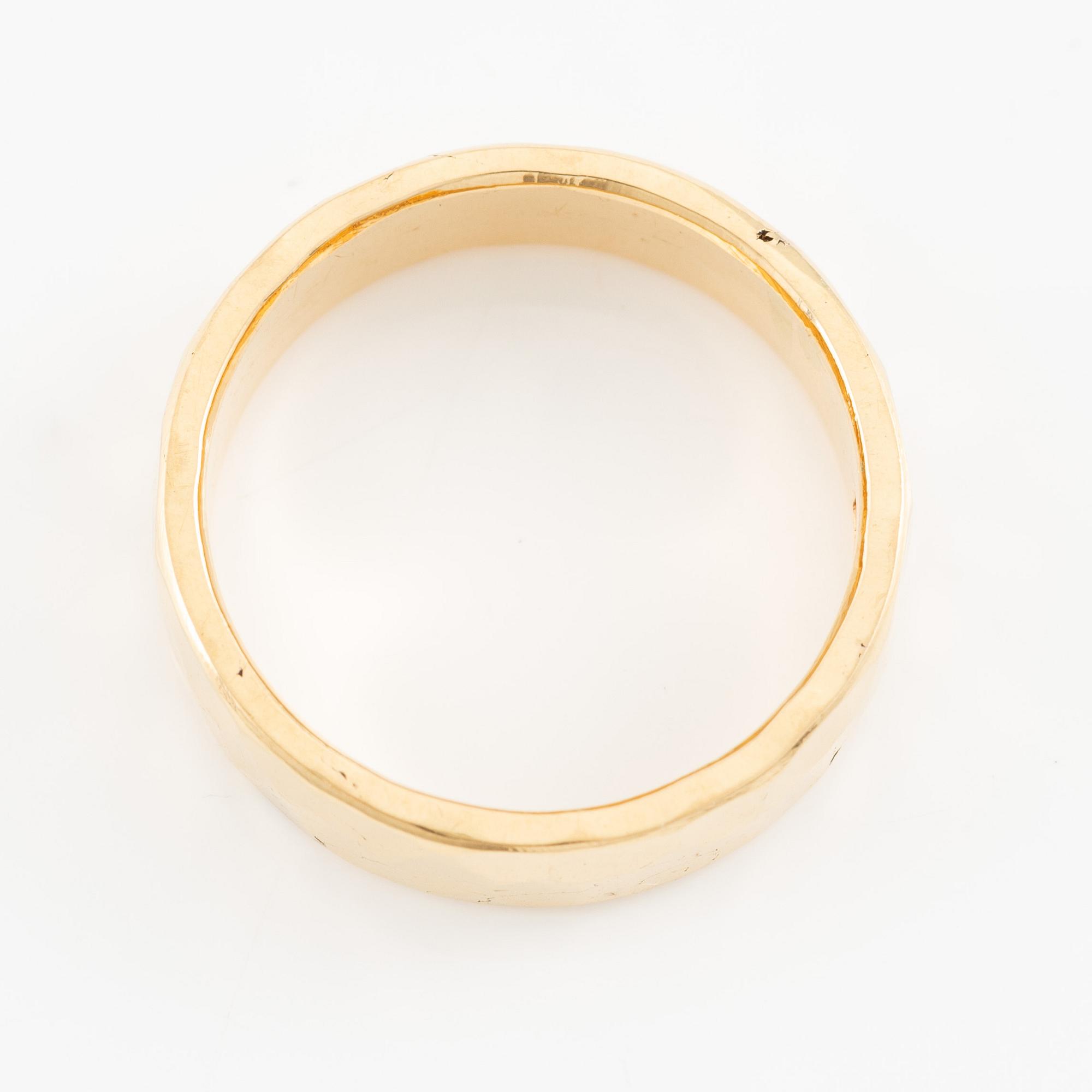 Jan-Christer Lundqvist, ring, 18K gold, hammered decoration, Skövde 2001.