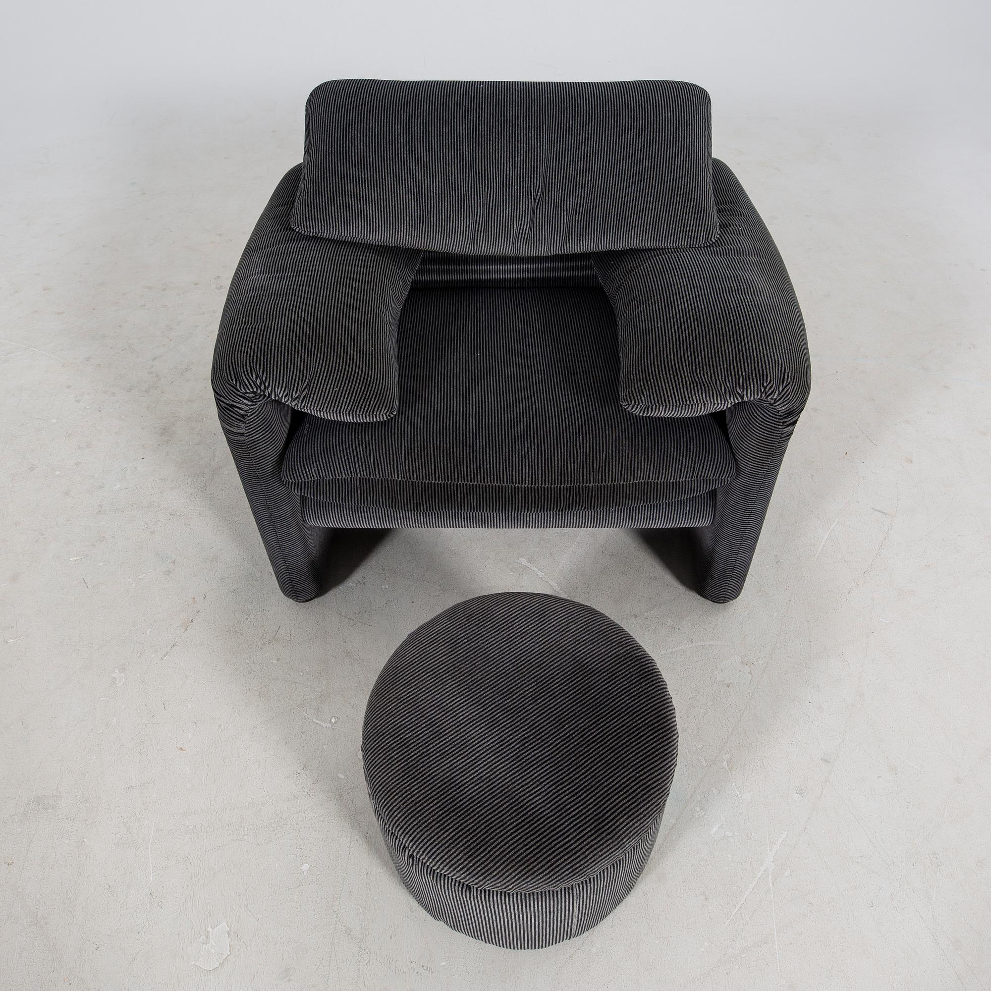 Vico Magistretti armchair with footstool "Maralunga" for Cassina Italy late 20th century.