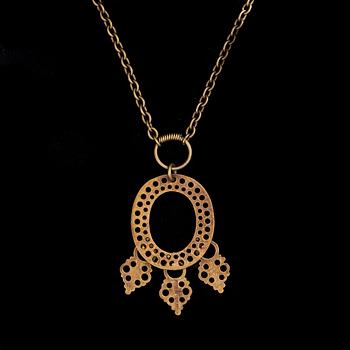 HÄNGSMYCKEN, 3 st samt RING. Bl.a. Pentti Sarpaneva, Hannu Ikonen, Oiva Toikka. 1900-talets senare hälft.