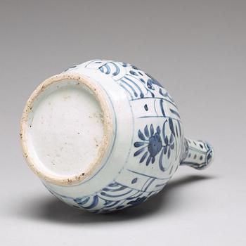 A blue and white kraak bottle vase, Ming dynasty, Wanli (1572-1620).