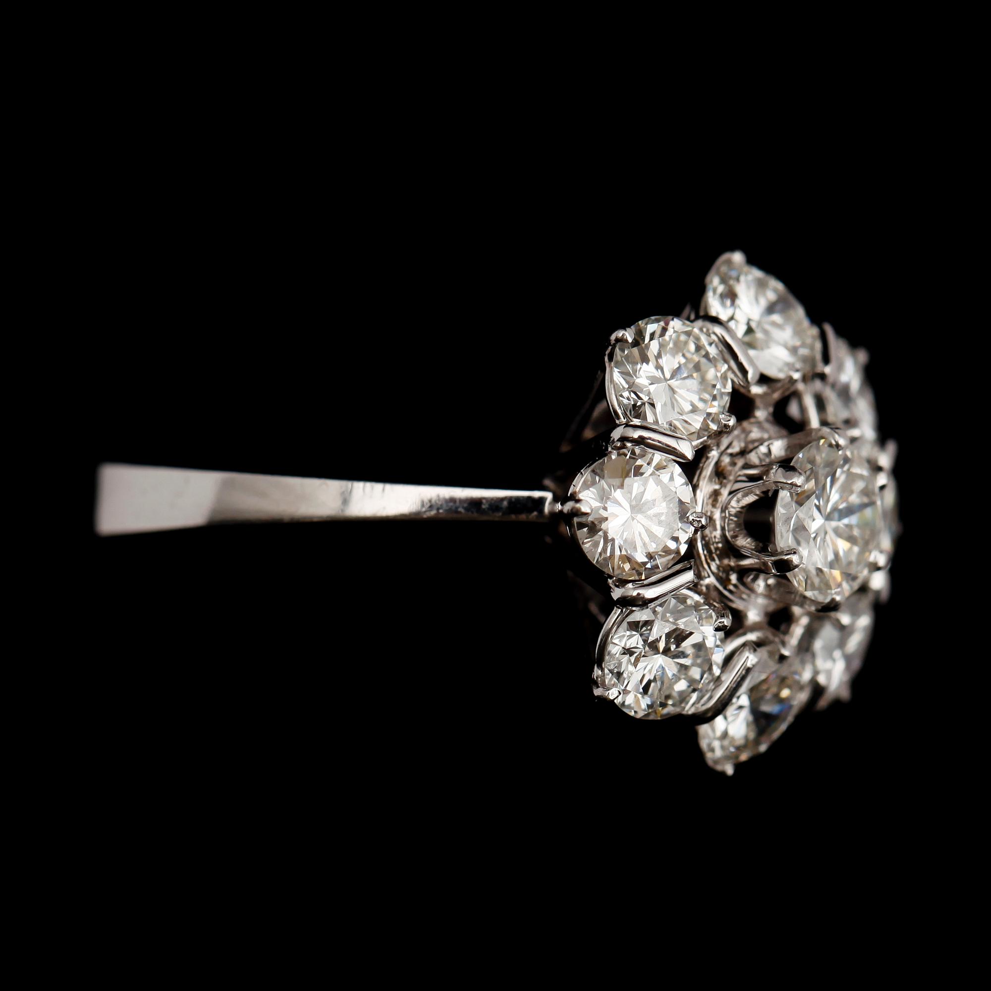 RING, 14 k vitguld, 9 briljanter tot 2.65 ct enl gravyr.