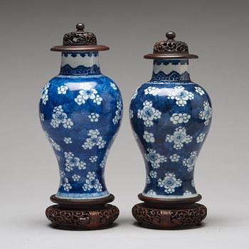 VASER, ett par, porslin. Qingdynastin, Kangxi (1662-1722).