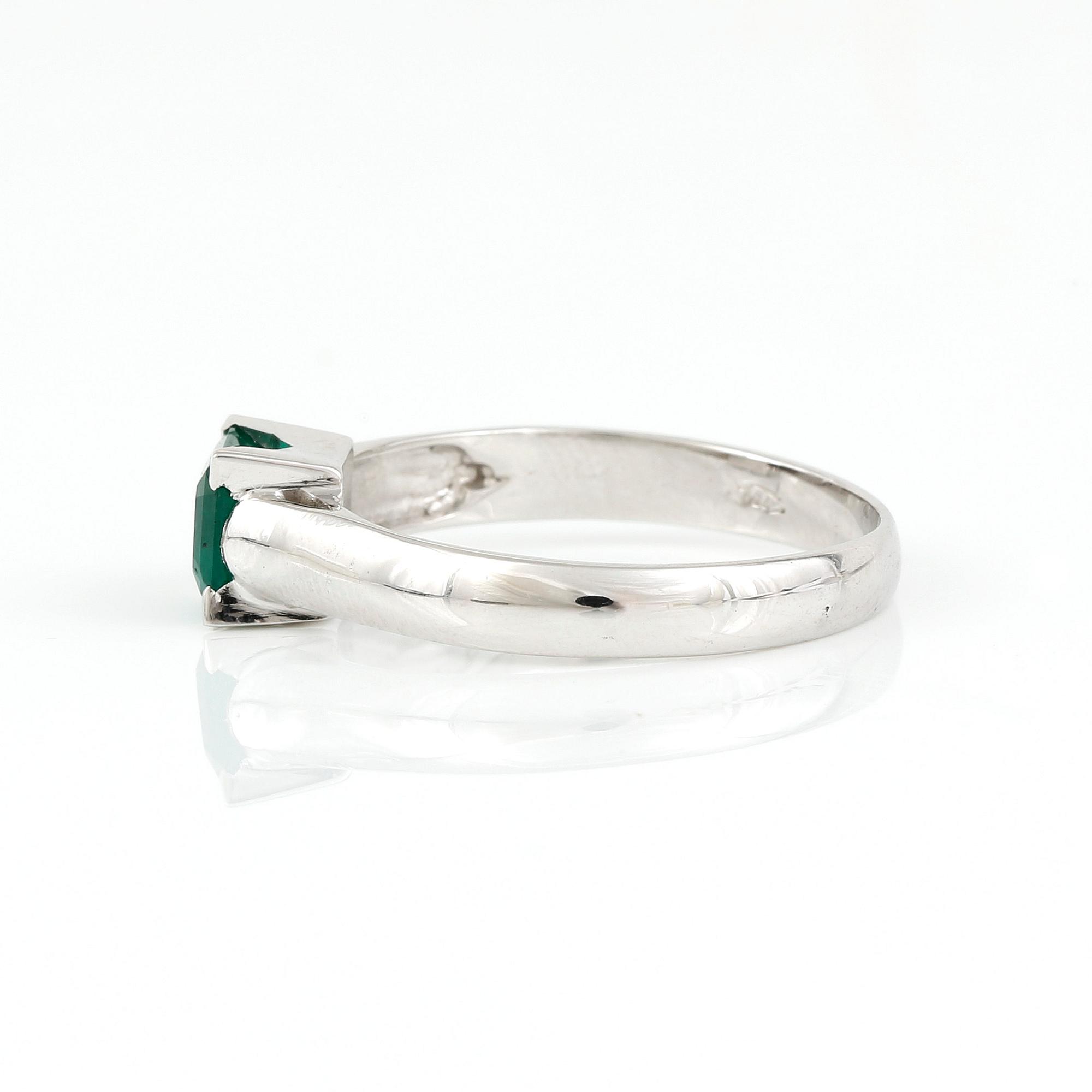 RING, 18K vitguld med smaragdslipad smaragd tot 0,77 ct. Vikt 3,01 gram.
