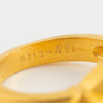 Garnityr av guldsmycken, en collier (14K), ett armband (18K), ett par örhängen (14K) och en ring (14K).