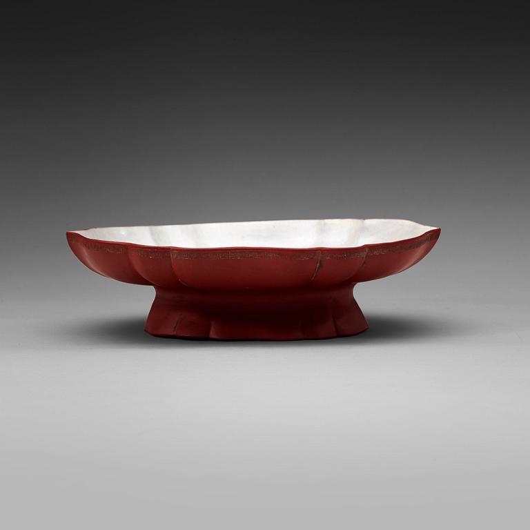 An yixing tazza with ge glaze, late Qing dynasty (1644-1912).