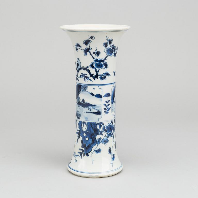 A Chinese porcelain vase kangxi style 20th century,