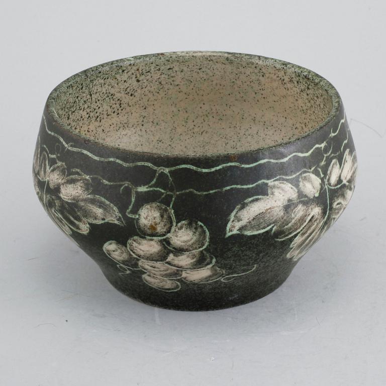 A ceramic bowl, made by Upsala-Ekeby in the 1910/20s.