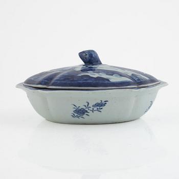 A Chinese Blue and White Tureen with Lid, Qing Dynasty, Jiaqing (1796-1820).