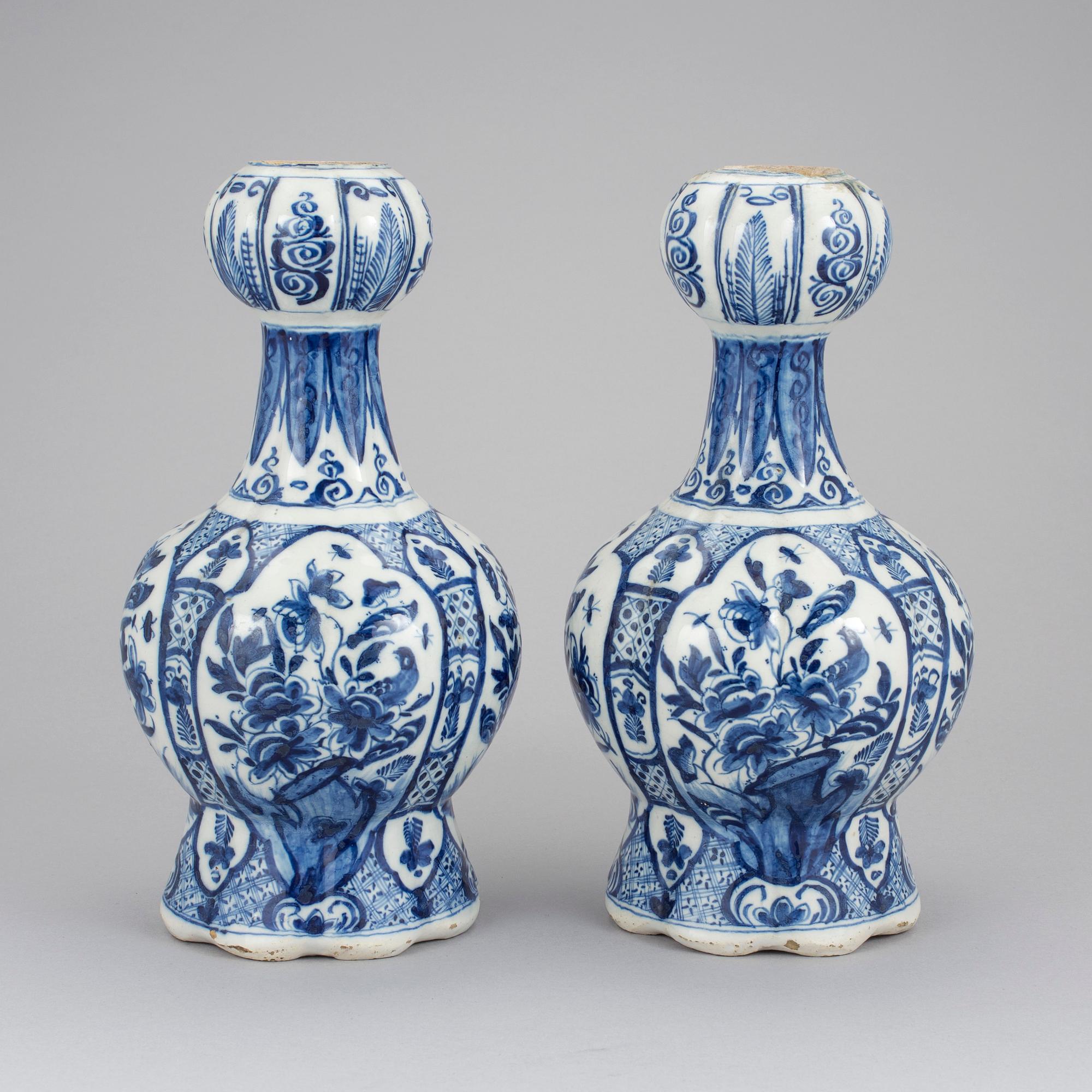VASER, ett par, fajans, Delft, Holland, 1700-tal.