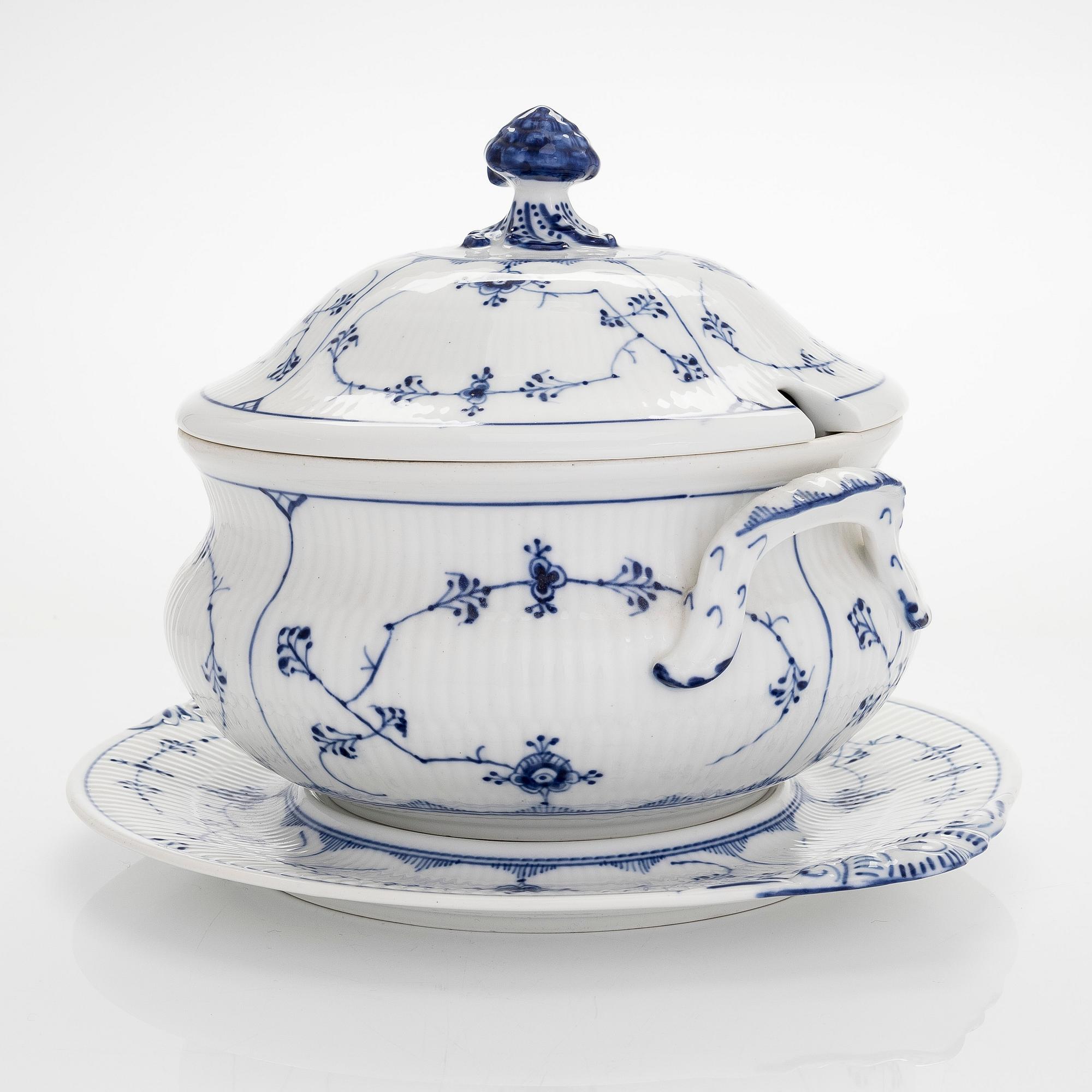 Royal Copenhagen, Terrin med fat,  "Musselmalet", halvblonde, Danmark.