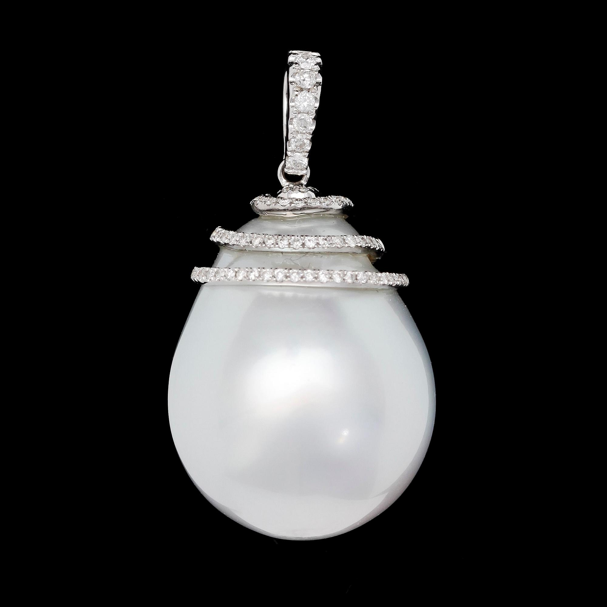 HÄNGSMYCKE, odlad South Sea pärla, 22,5 x 18 mm, med briljantslipade diamanter, tot. ca 0.25 ct..