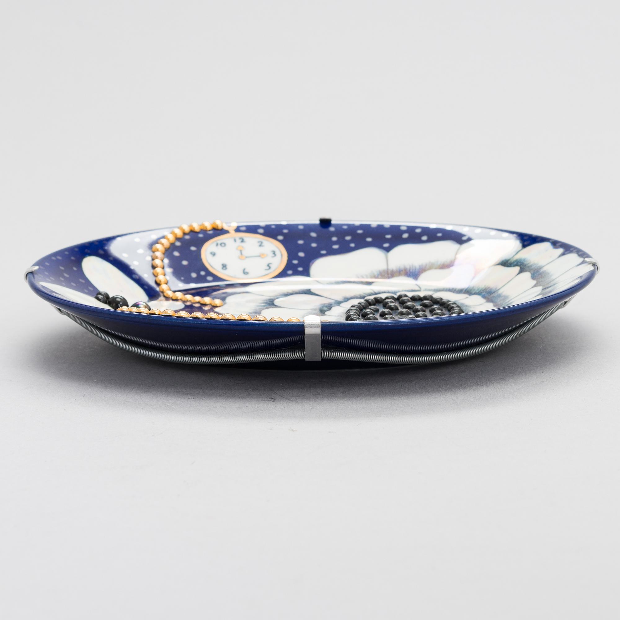 Birger Kaipiainen, A ceramic art dish, marked Birger Kaipiainen, Arabia, Finland.