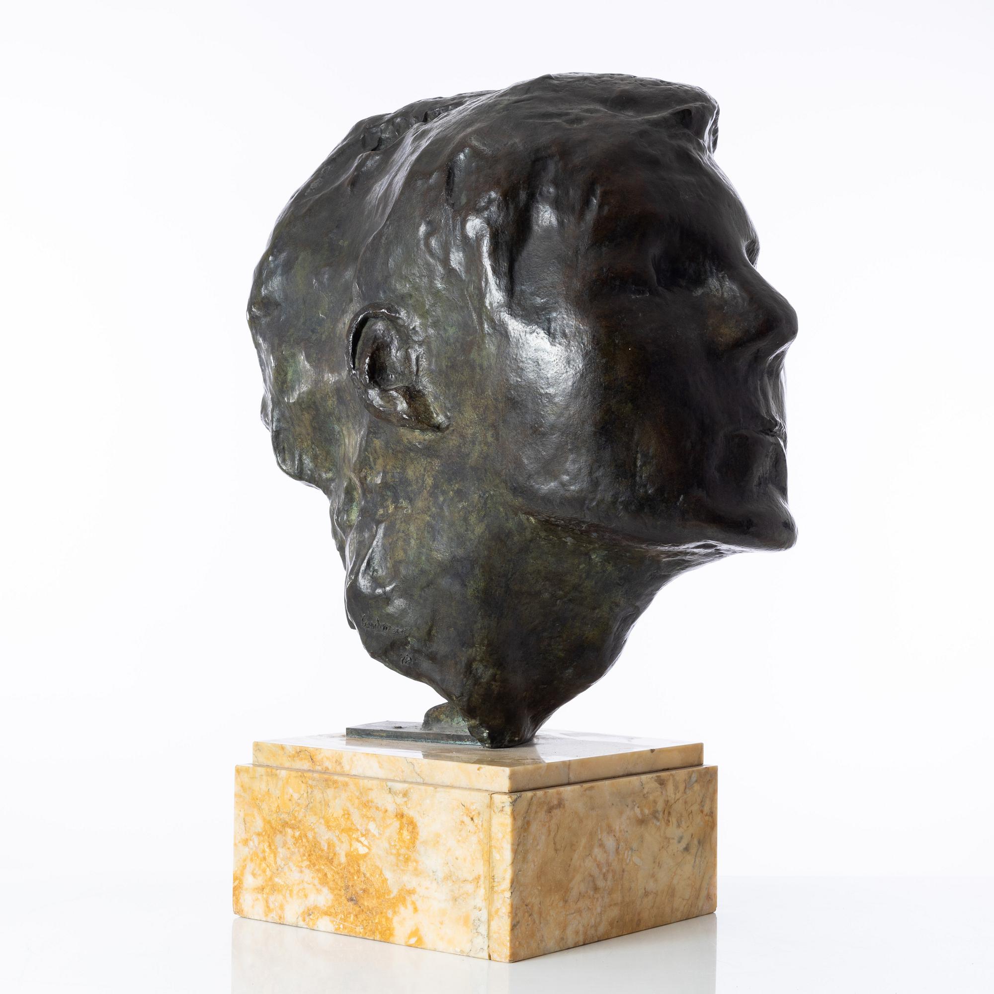 Gudmar Olovson, skulptur. Signerad. Numrerad. Gjutarstämpel. Brons, total höjd 72 cm, längd 55 cm.
