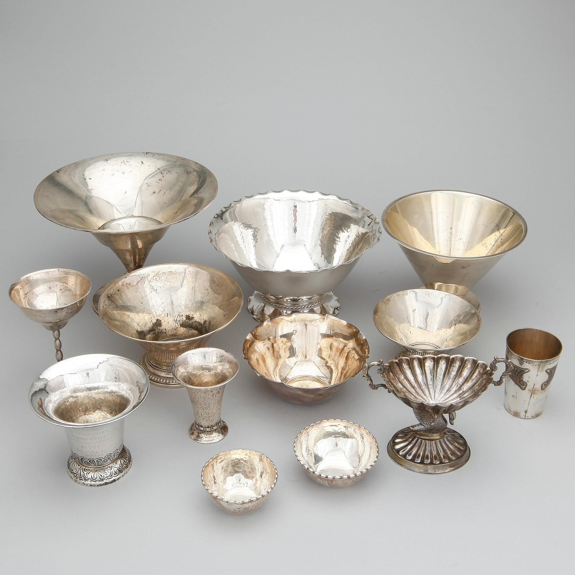 PARTI SKÅLAR OCH BÄGARE, 13 delar, silver, bland annat CG Hallberg, Stockholm, 1933. Vikt ca 1737g.