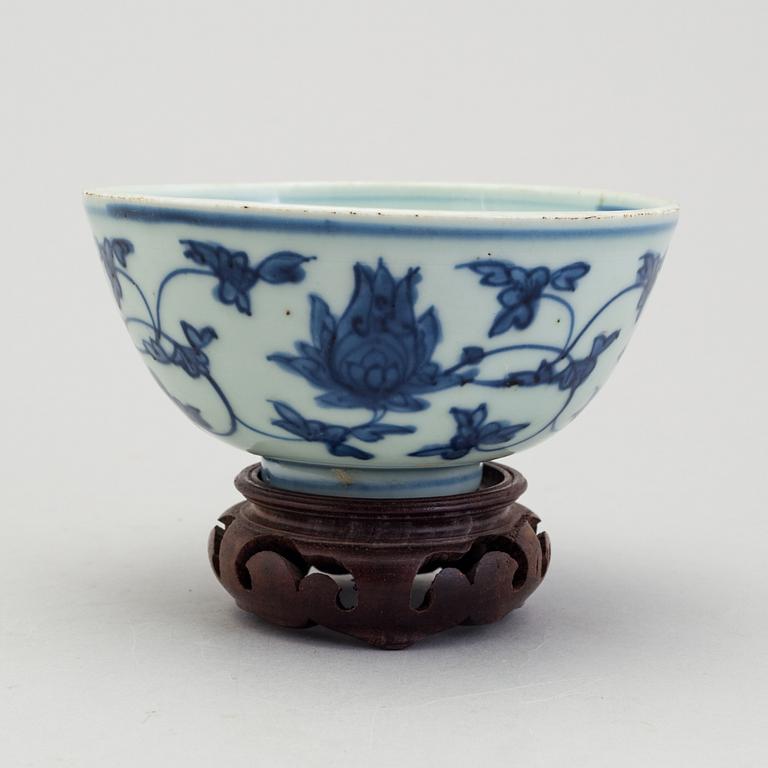 A Chinese porcelain blue and white bowl, Ming dynasty (1368-1644).