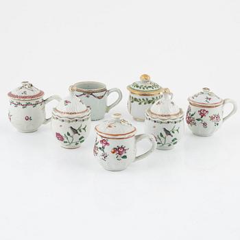 A matched set of 6 Chinese Export custard cups with covers and a cup, Qing dynasty, 18th Century.