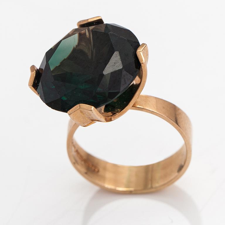 Elis Kauppi, A 14K ogld ring with a synthetic green spinel. Kupittaan kulta, Turku 1972.