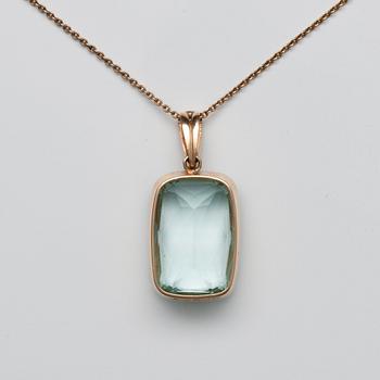 RIIPUS, 18K kultaa, akvamariini 24 x 16 x 11 mm, n. 25 ct, ruusuhiontaisia timantteja. Helsinki 1916. Ketju 44 cm.