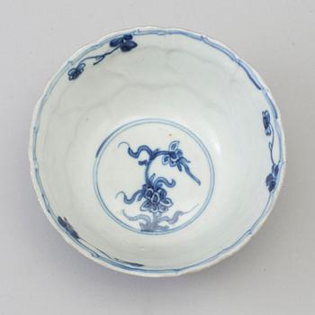 A blue and white bowl, Qing dynasty, Kangxi (1662-1722).