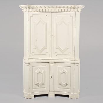 HÖRNSKÅP, 1800-talets första hälft.