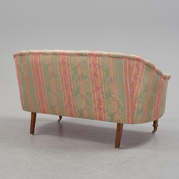 SOFFA OCH FÅTÖLJER ett par, omkring år 1900.